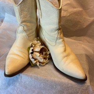 Zodiac white deerskin boots used